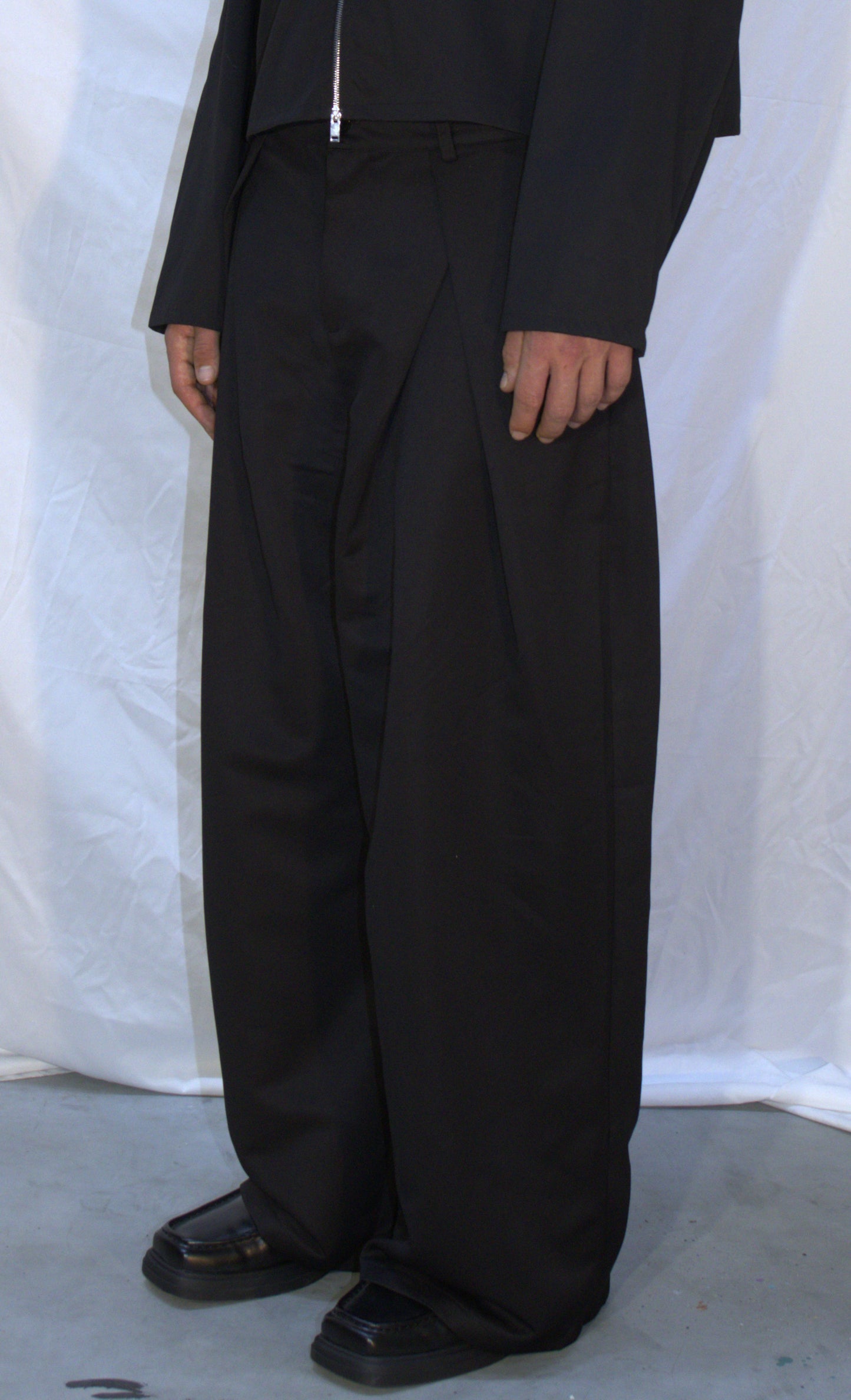 Wide pleated pants in black - TARAS